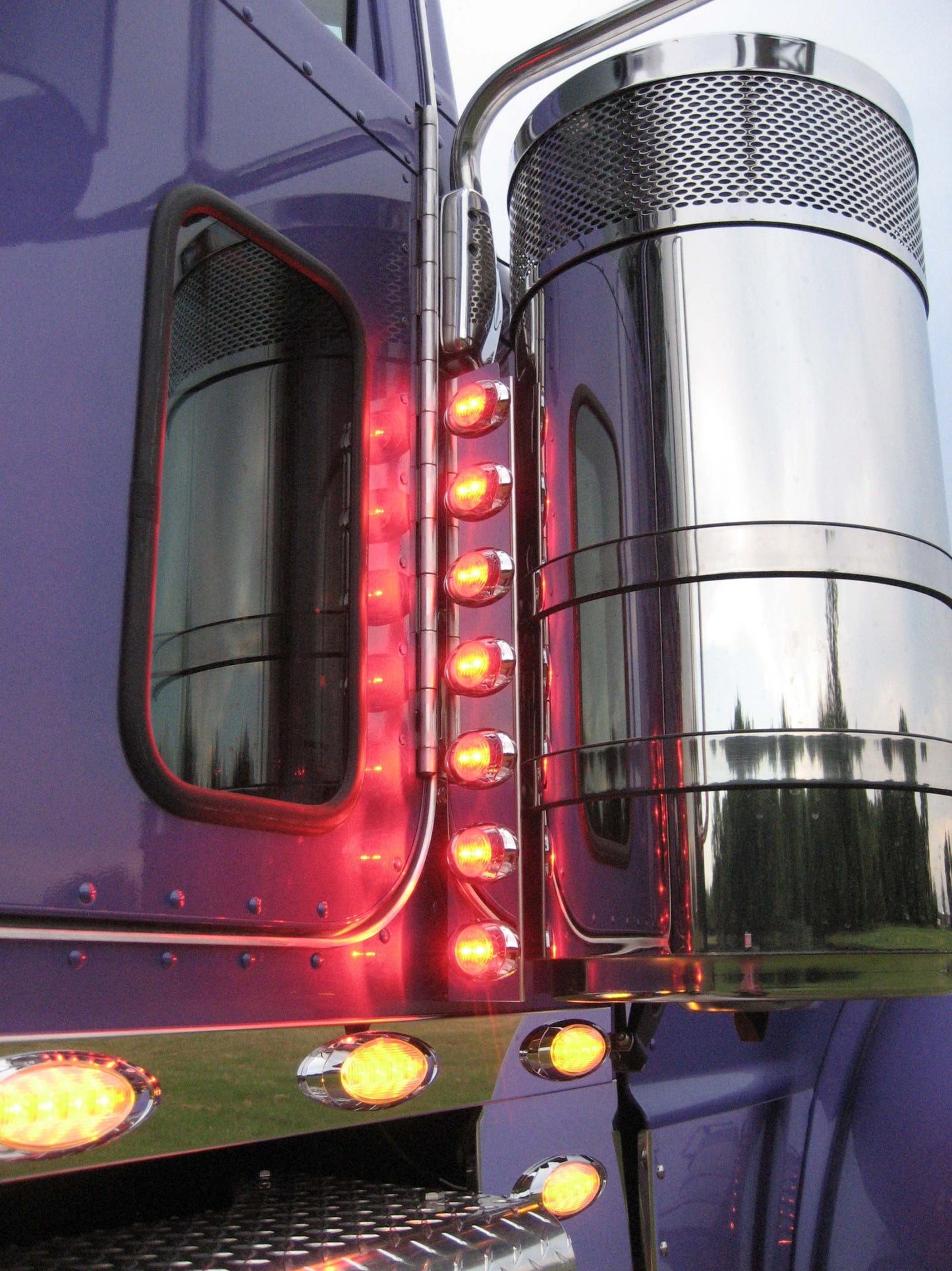 Kenworth Rear Breather (7) P3 Red / Red M3 Style Lights Each Side