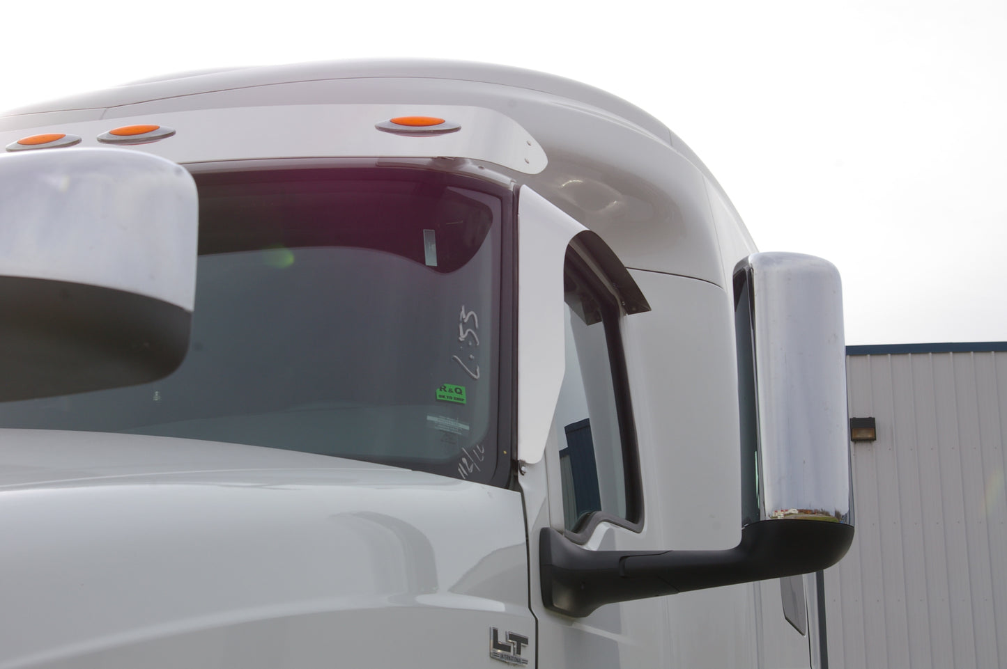 IN Window Deflector LT-HV-Lonestar 2017+ Curved Door Frame With Convex Pass Door Mirror
