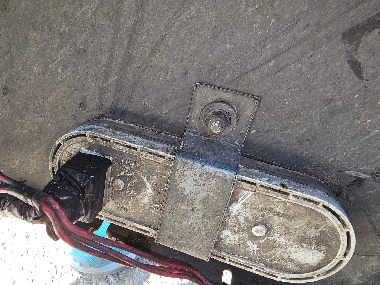 BUMPER REAR LIGHT BRACKET OVALS/20 PK